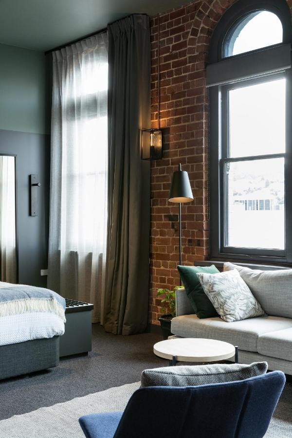 The Chamberson Hotel Dunedin Luaran gambar A living room in a loft apartment