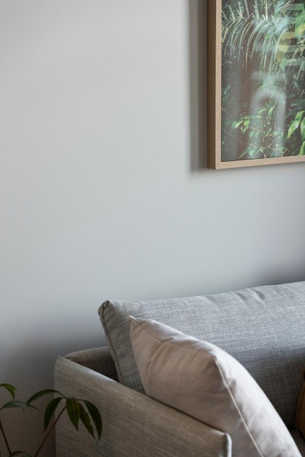 The Chamberson Hotel Dunedin Luaran gambar A wall painted with a light shade of grey