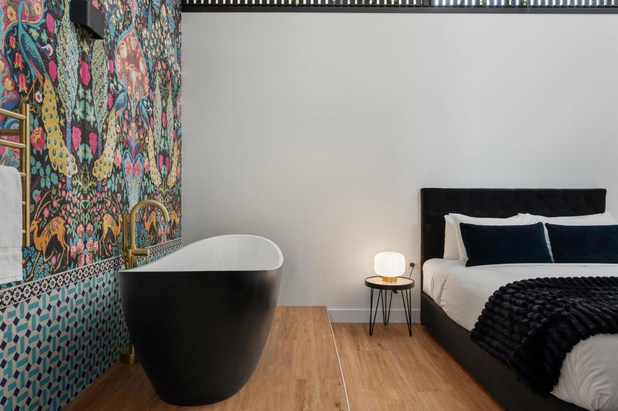 The Chamberson Hotel Dunedin Luaran gambar A freestanding bathtub