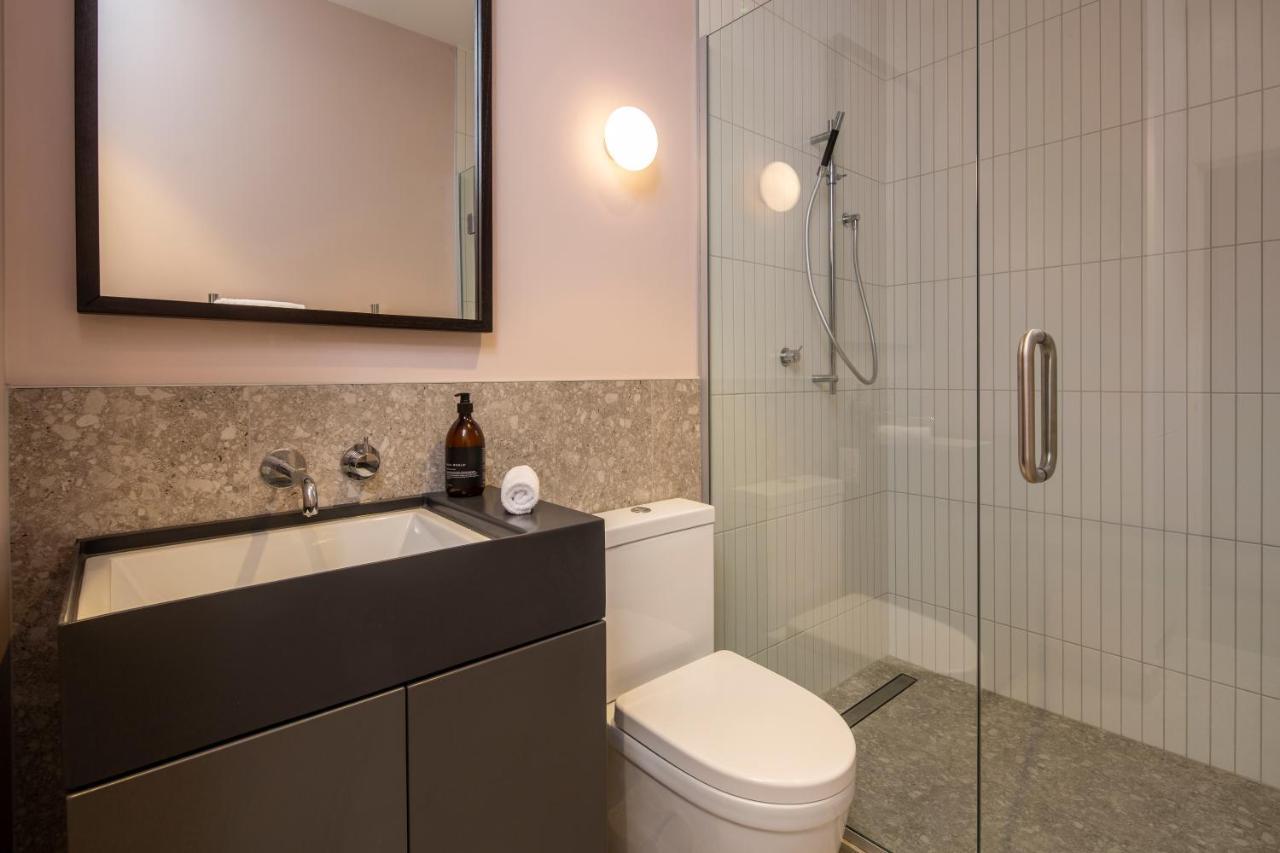 The Chamberson Hotel Dunedin Luaran gambar A modern bathroom