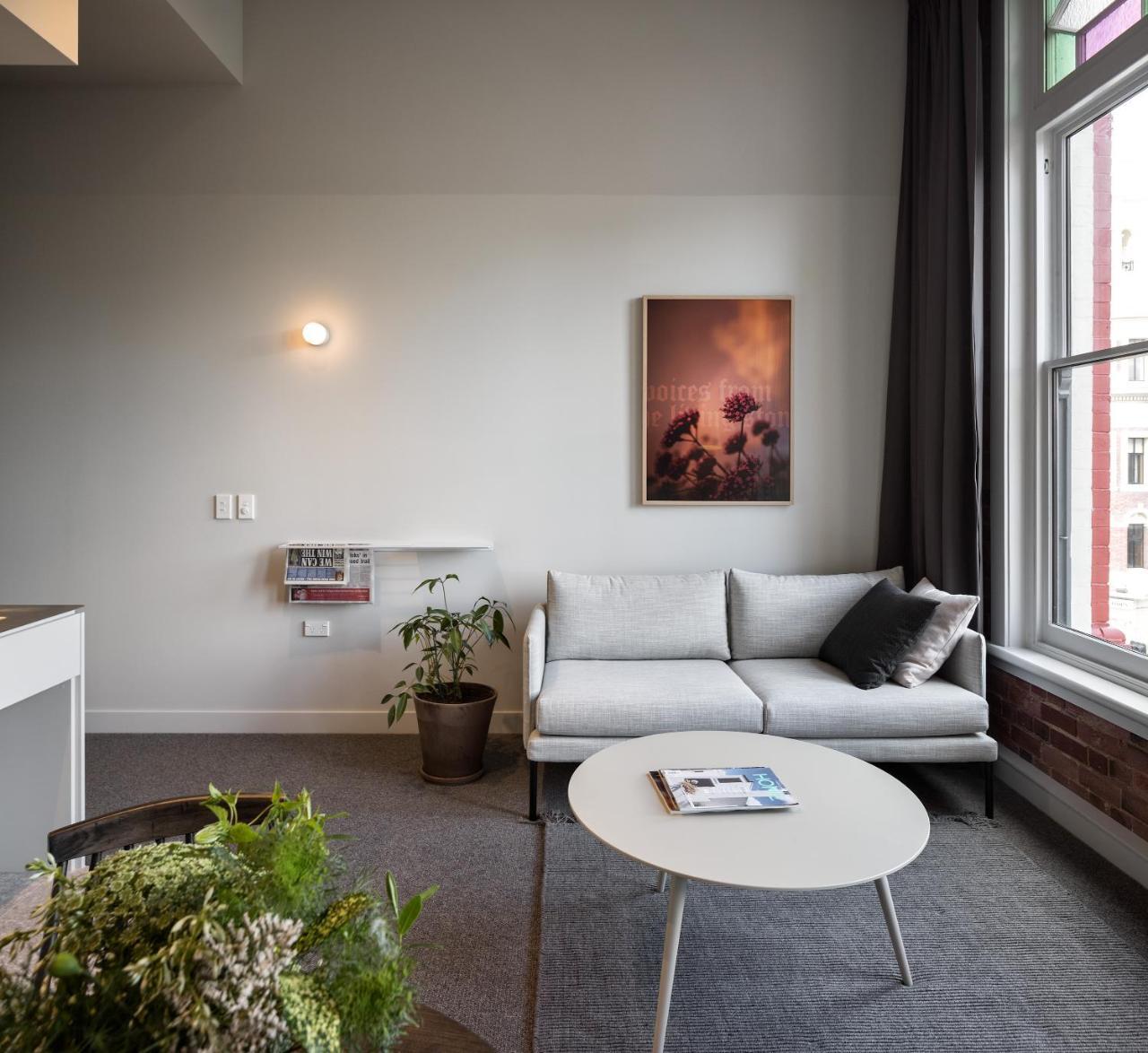 The Chamberson Hotel Dunedin Luaran gambar A living room in a typical apartment
